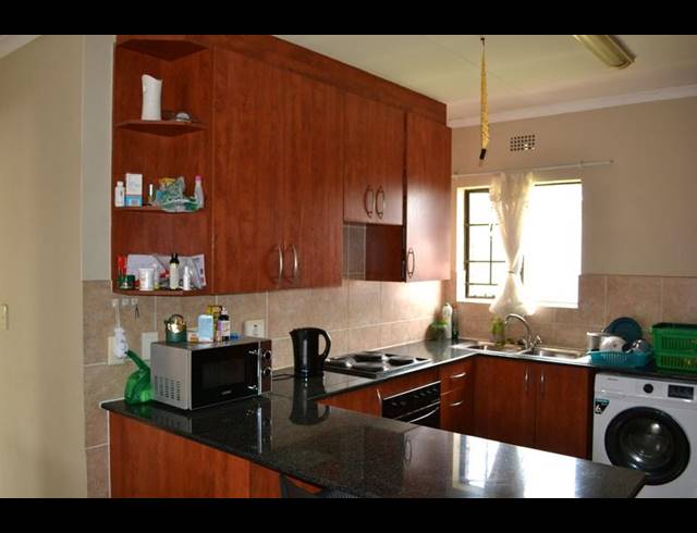 2 BEDROOM TOWNHOUSE FOR SALE IN SONNEVELD